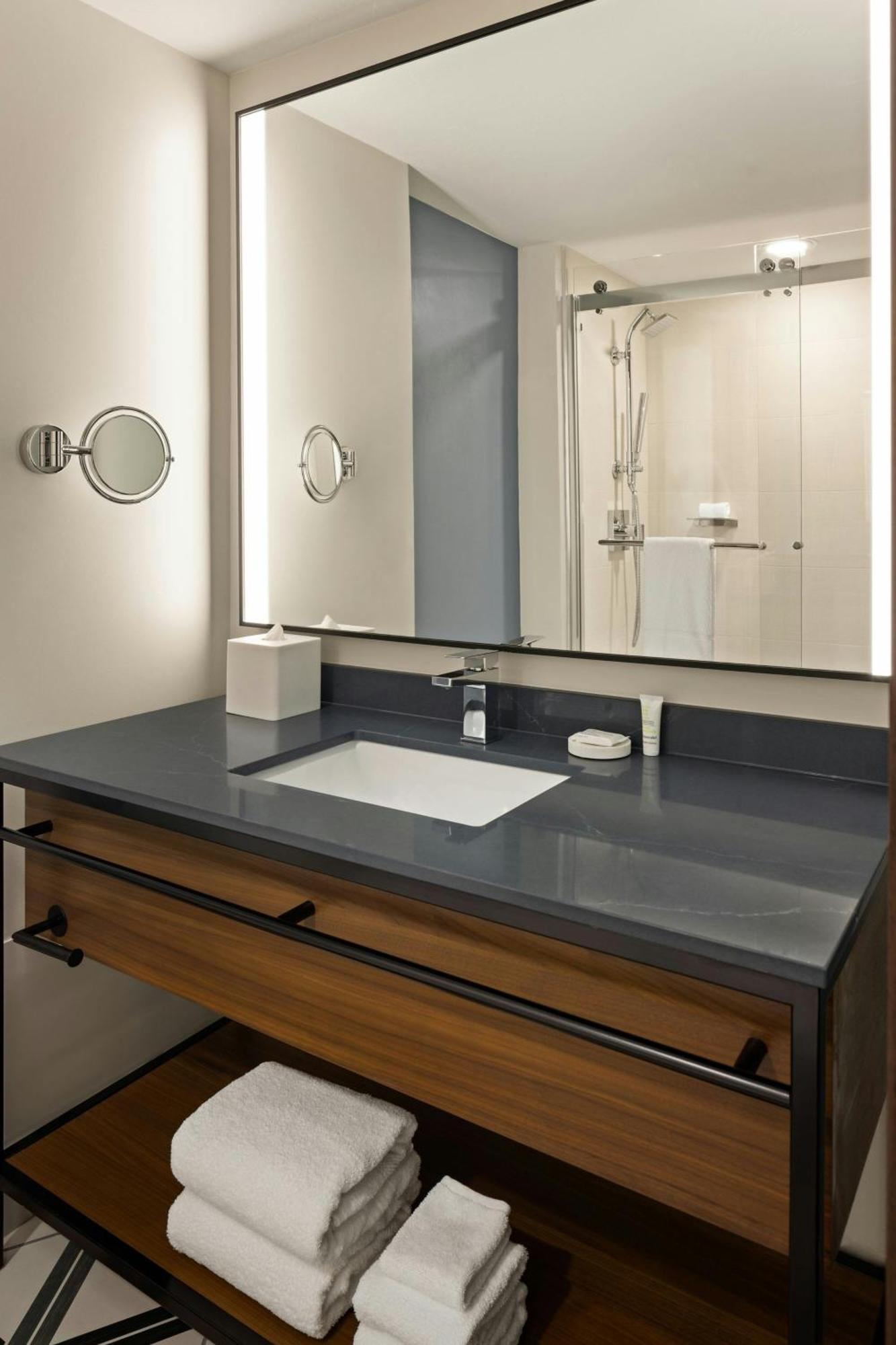 Oshkosh Marriott Waterfront Hotel & Convention Center Exteriör bild